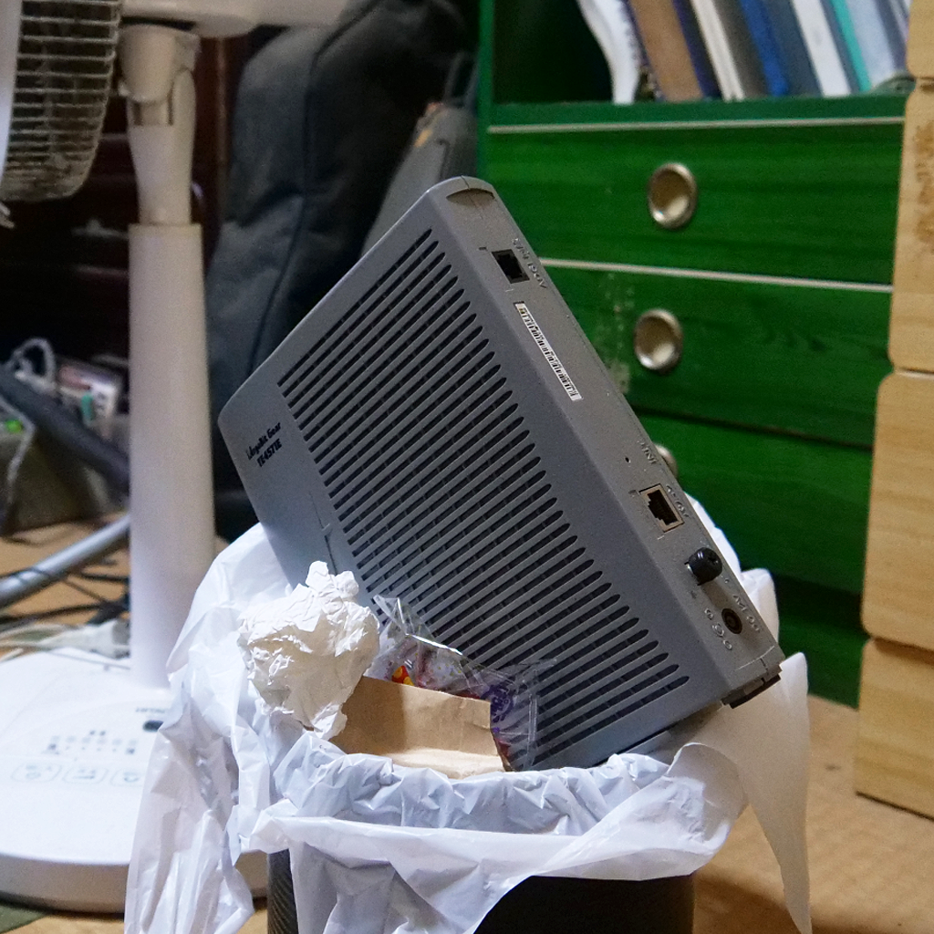 実家の片付けでゴミ袋に入れられそうになっている黒いルーター